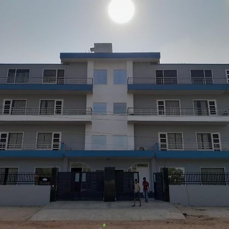 Hotel The Luxem - Behind Ibis Hotel Gurugram Γκουργκάον Εξωτερικό φωτογραφία