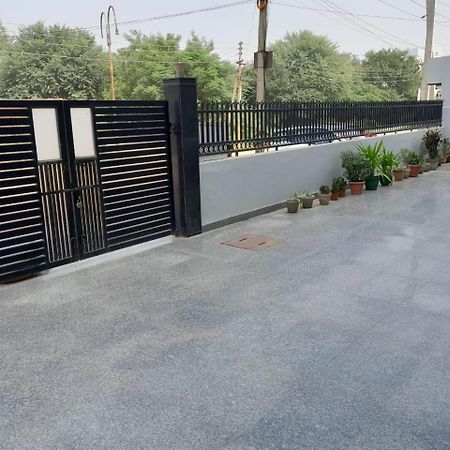 Hotel The Luxem - Behind Ibis Hotel Gurugram Γκουργκάον Εξωτερικό φωτογραφία