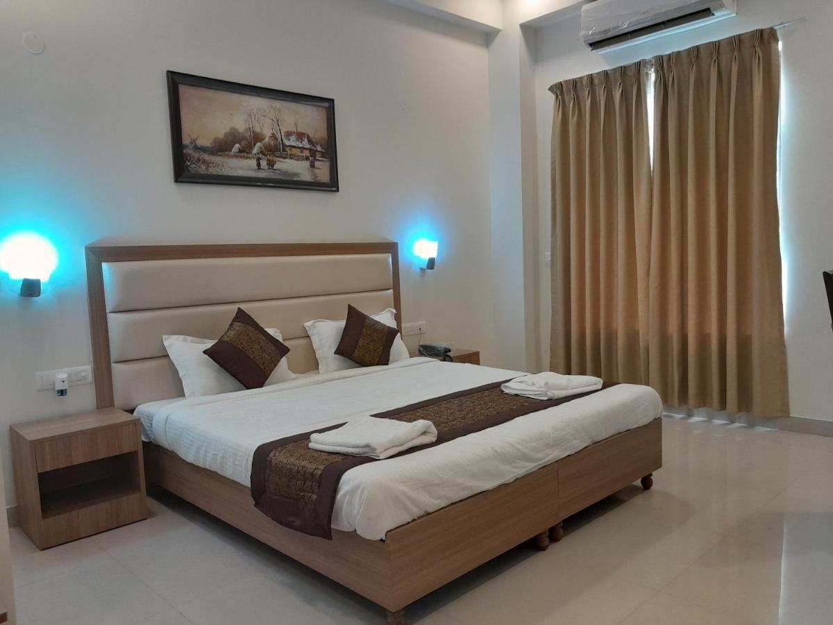 Hotel The Luxem - Behind Ibis Hotel Gurugram Γκουργκάον Εξωτερικό φωτογραφία