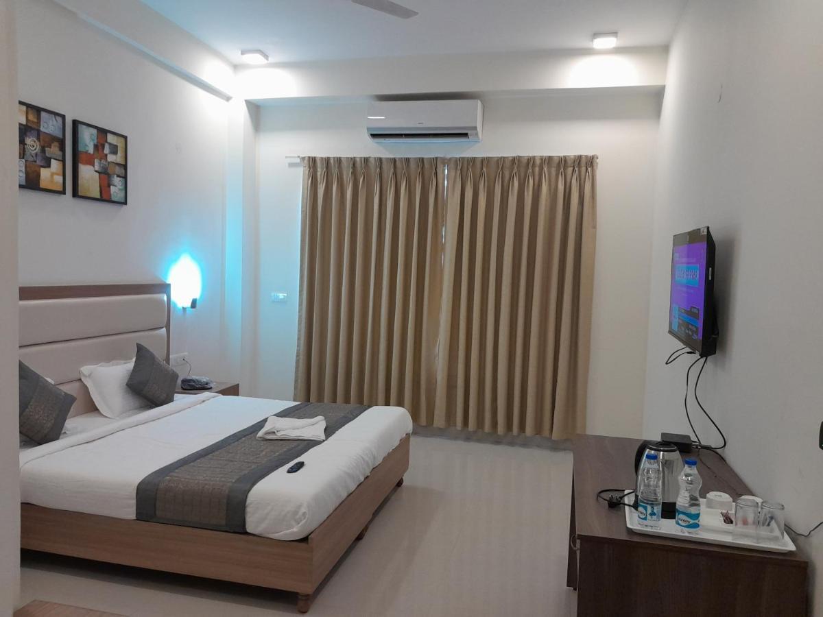 Hotel The Luxem - Behind Ibis Hotel Gurugram Γκουργκάον Εξωτερικό φωτογραφία