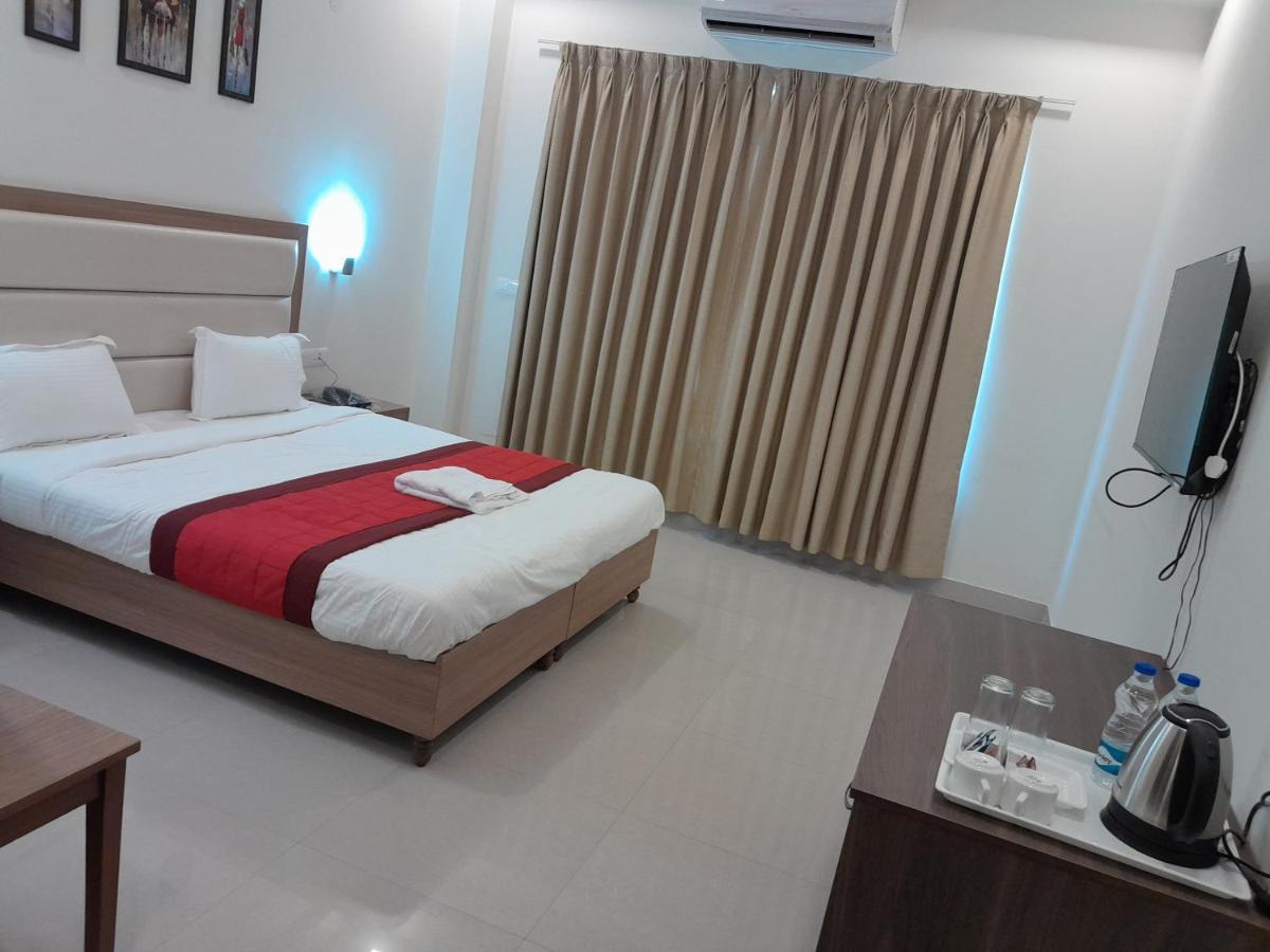Hotel The Luxem - Behind Ibis Hotel Gurugram Γκουργκάον Εξωτερικό φωτογραφία