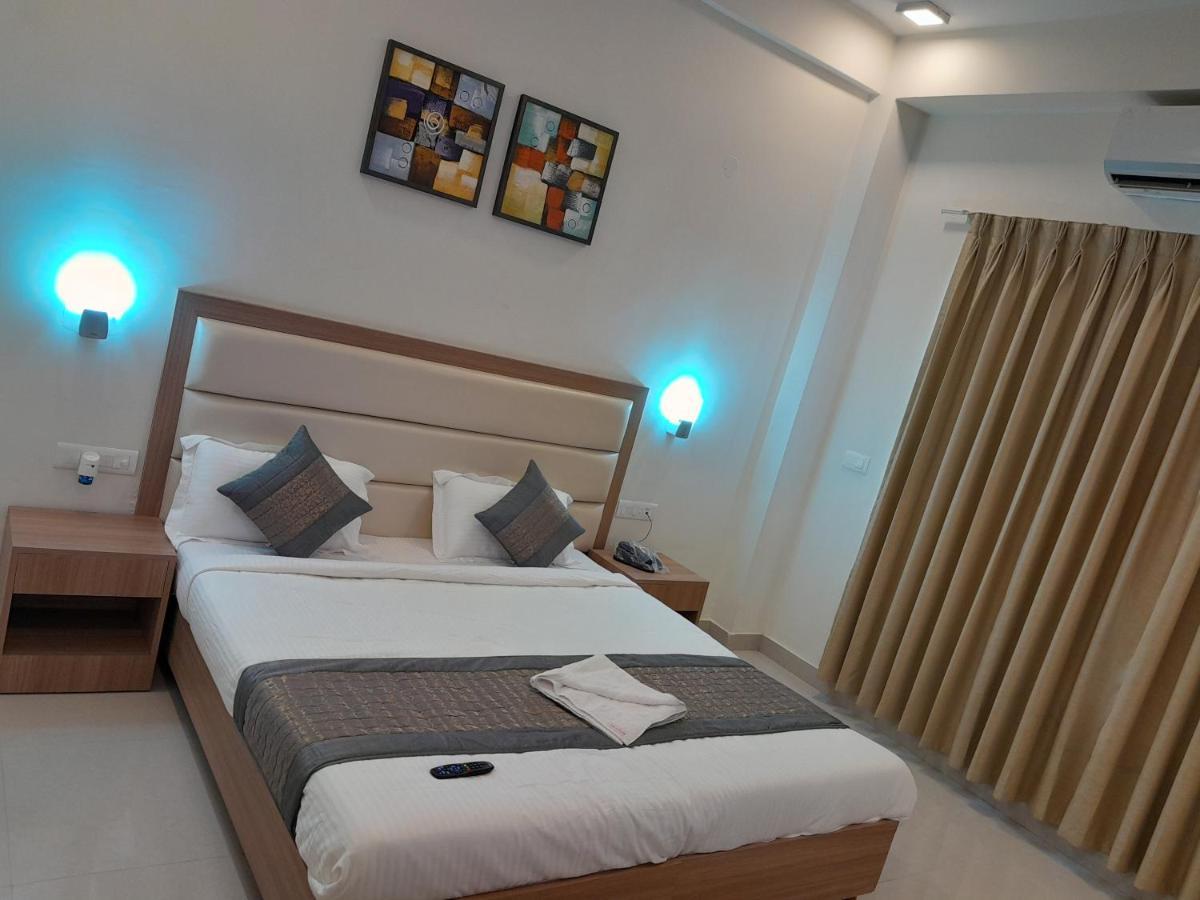 Hotel The Luxem - Behind Ibis Hotel Gurugram Γκουργκάον Εξωτερικό φωτογραφία