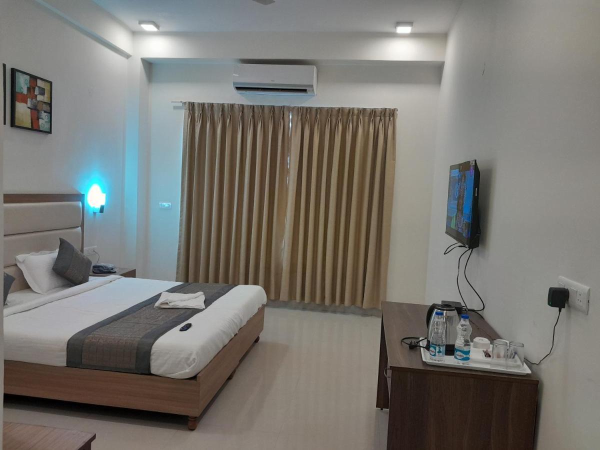 Hotel The Luxem - Behind Ibis Hotel Gurugram Γκουργκάον Εξωτερικό φωτογραφία