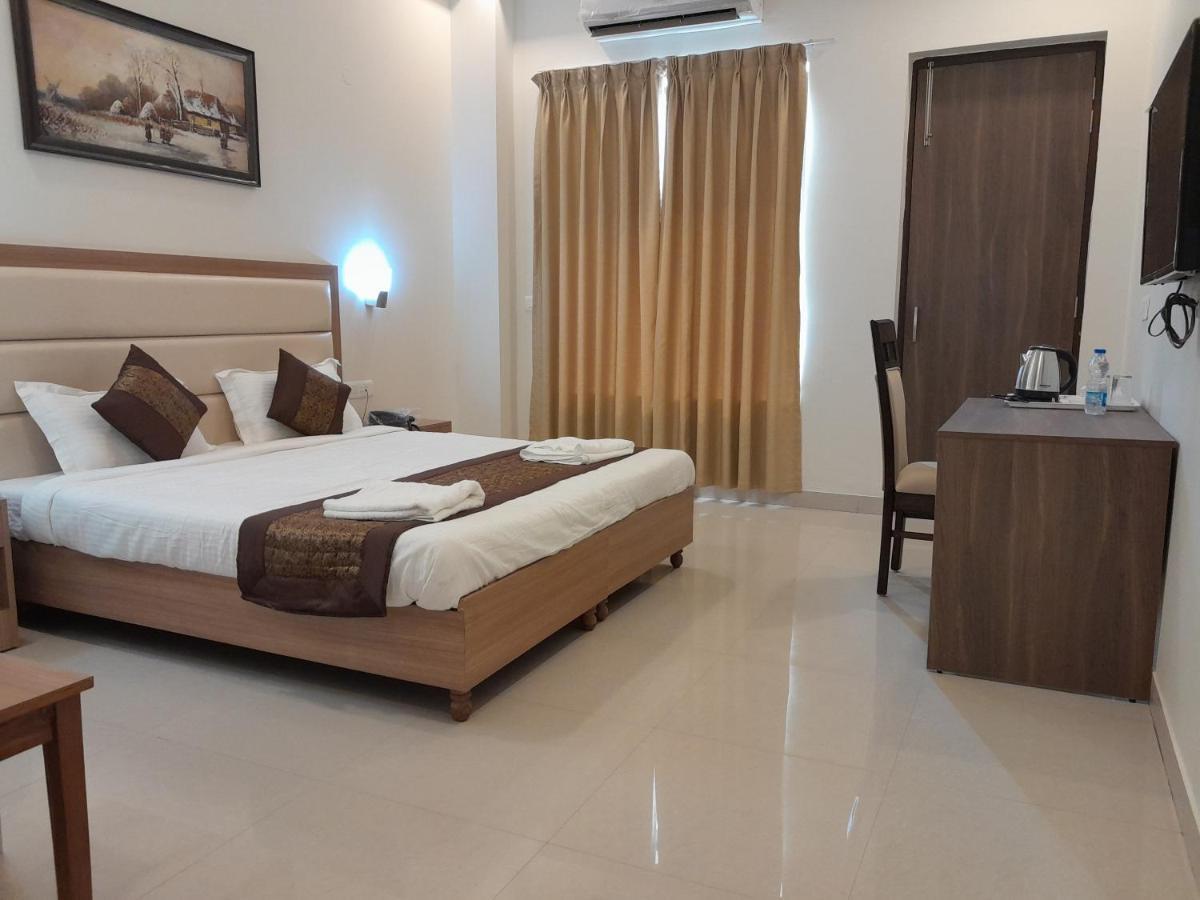 Hotel The Luxem - Behind Ibis Hotel Gurugram Γκουργκάον Εξωτερικό φωτογραφία