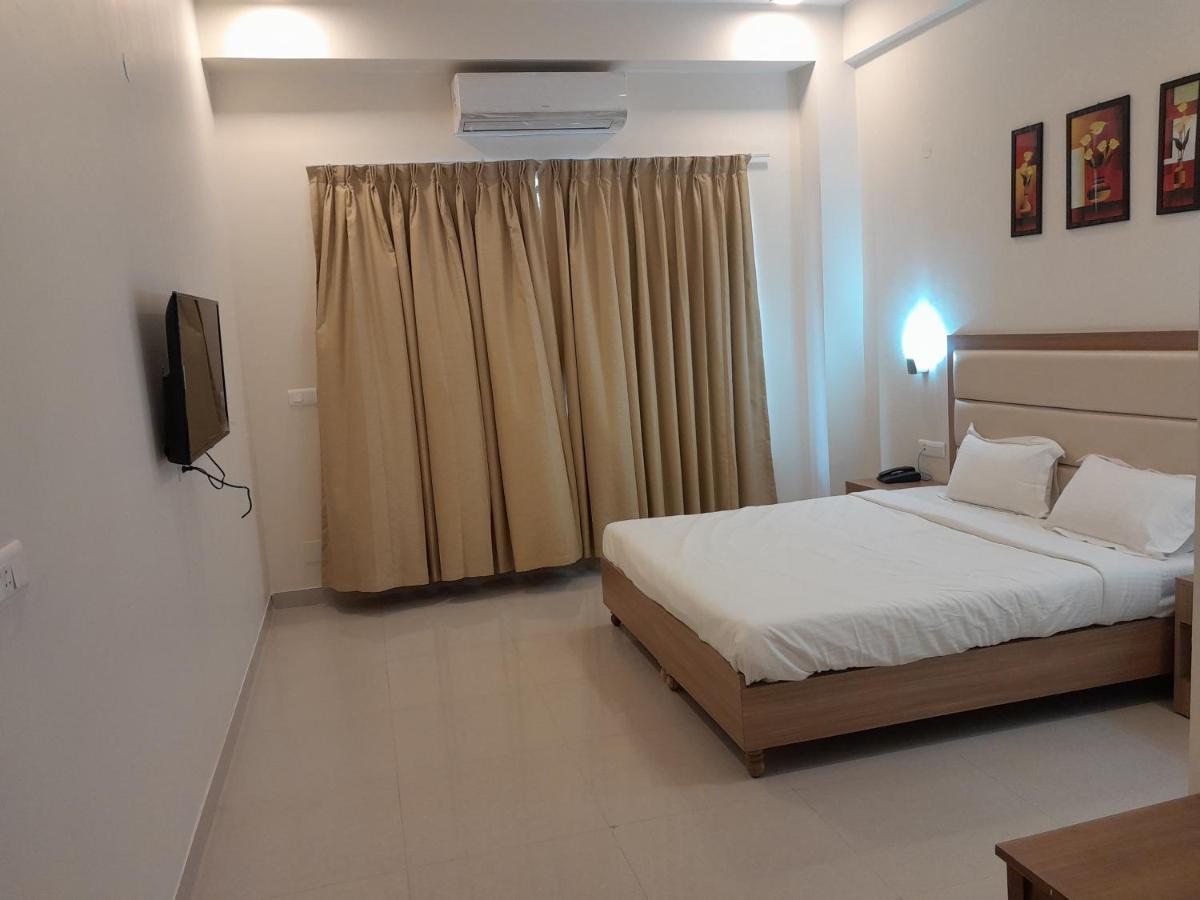 Hotel The Luxem - Behind Ibis Hotel Gurugram Γκουργκάον Εξωτερικό φωτογραφία