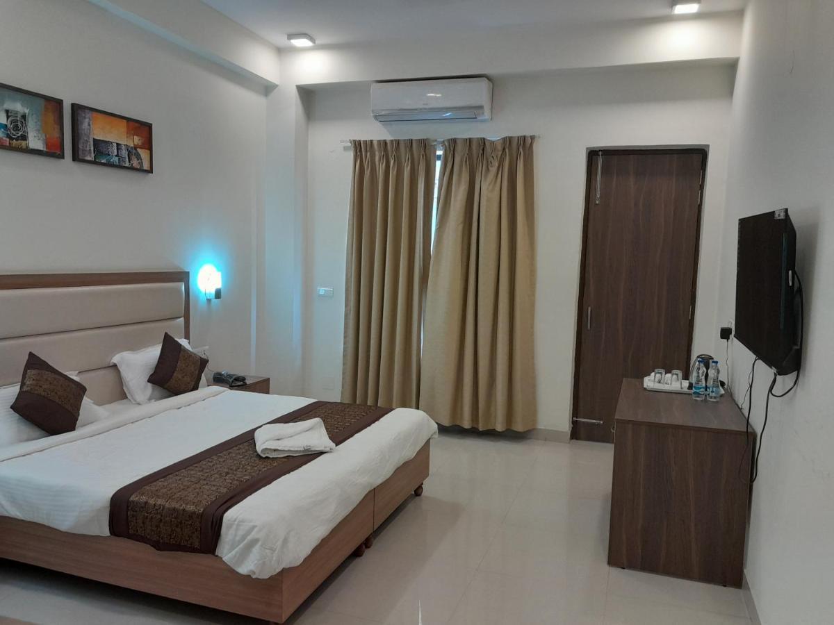 Hotel The Luxem - Behind Ibis Hotel Gurugram Γκουργκάον Εξωτερικό φωτογραφία