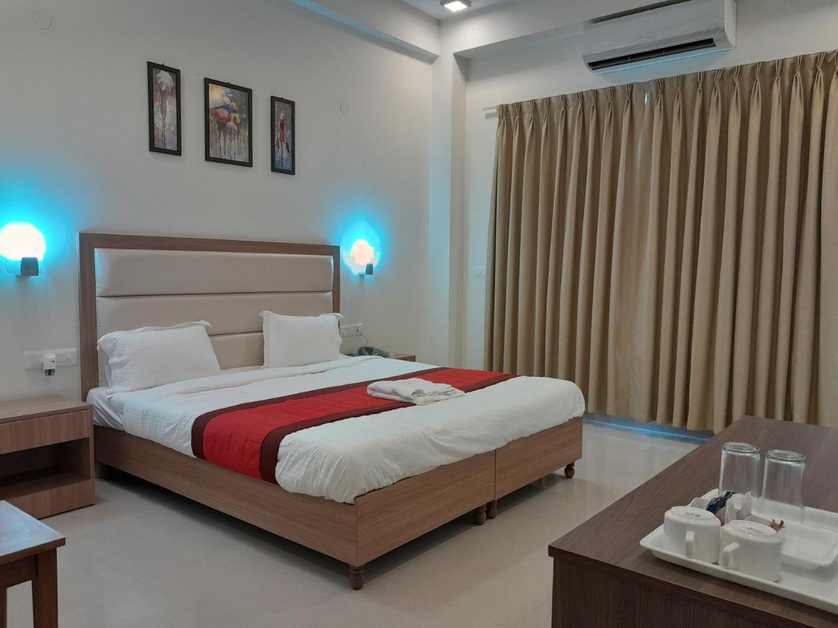 Hotel The Luxem - Behind Ibis Hotel Gurugram Γκουργκάον Εξωτερικό φωτογραφία
