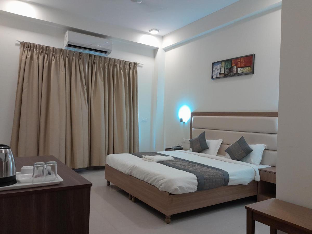 Hotel The Luxem - Behind Ibis Hotel Gurugram Γκουργκάον Εξωτερικό φωτογραφία