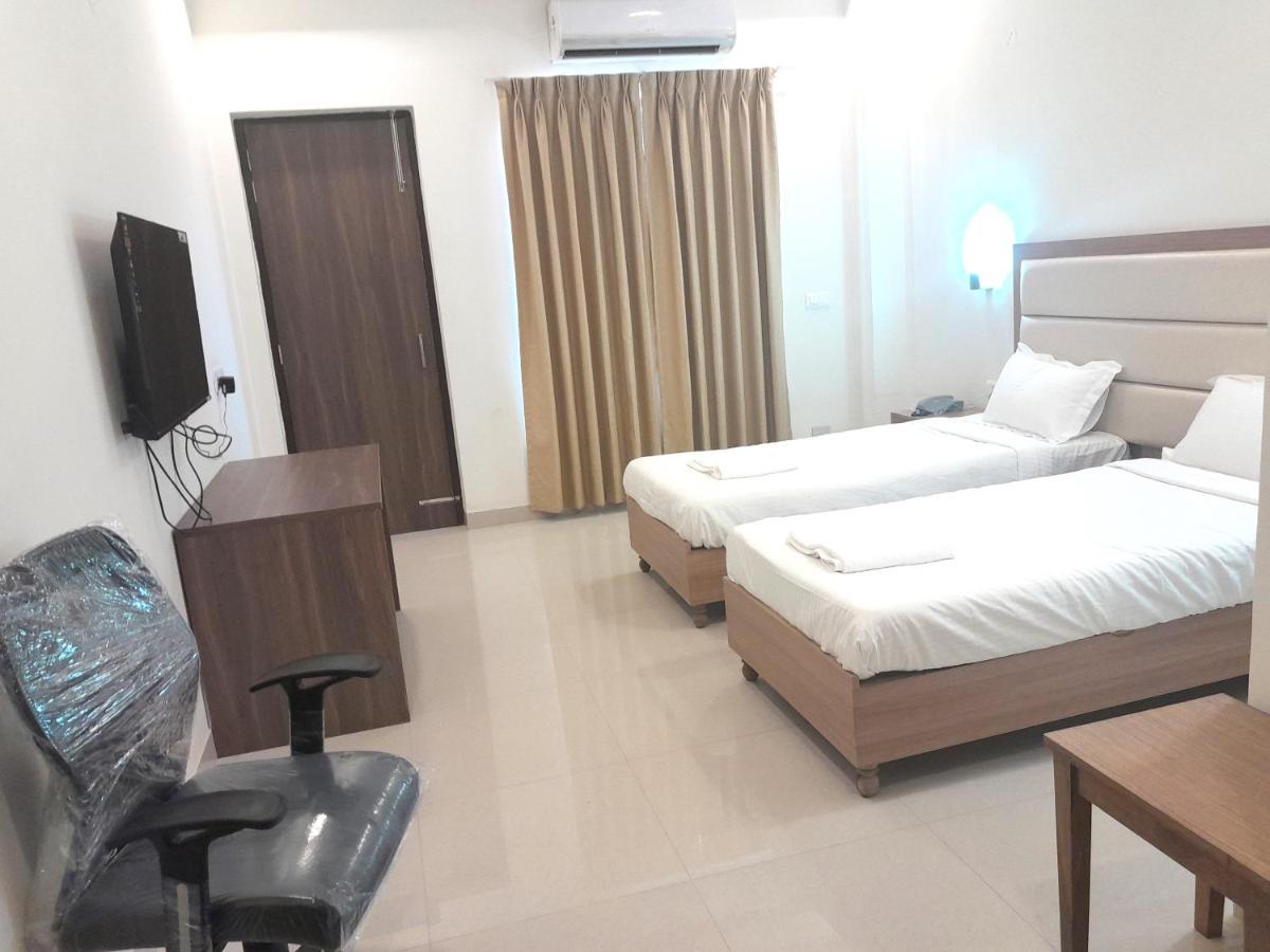 Hotel The Luxem - Behind Ibis Hotel Gurugram Γκουργκάον Εξωτερικό φωτογραφία