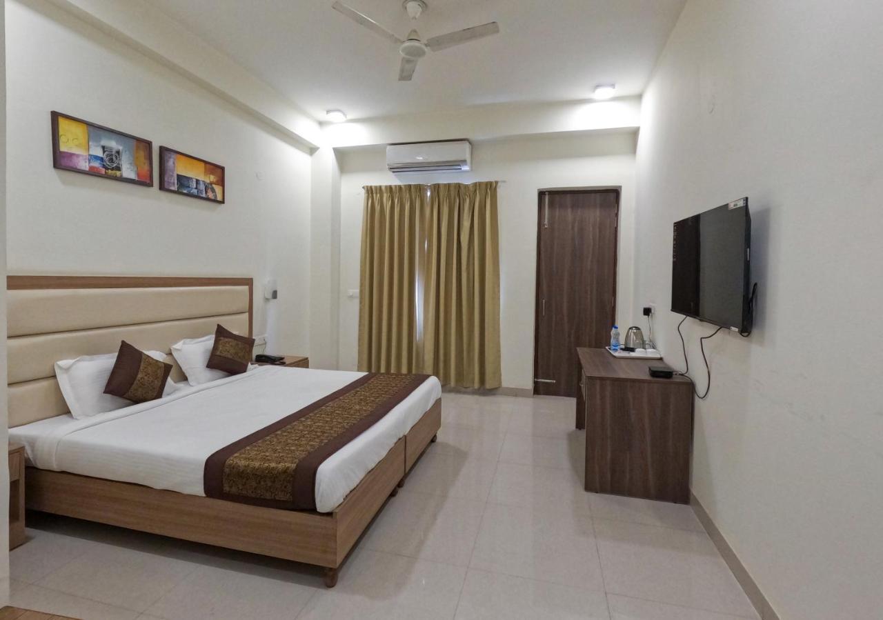 Hotel The Luxem - Behind Ibis Hotel Gurugram Γκουργκάον Εξωτερικό φωτογραφία