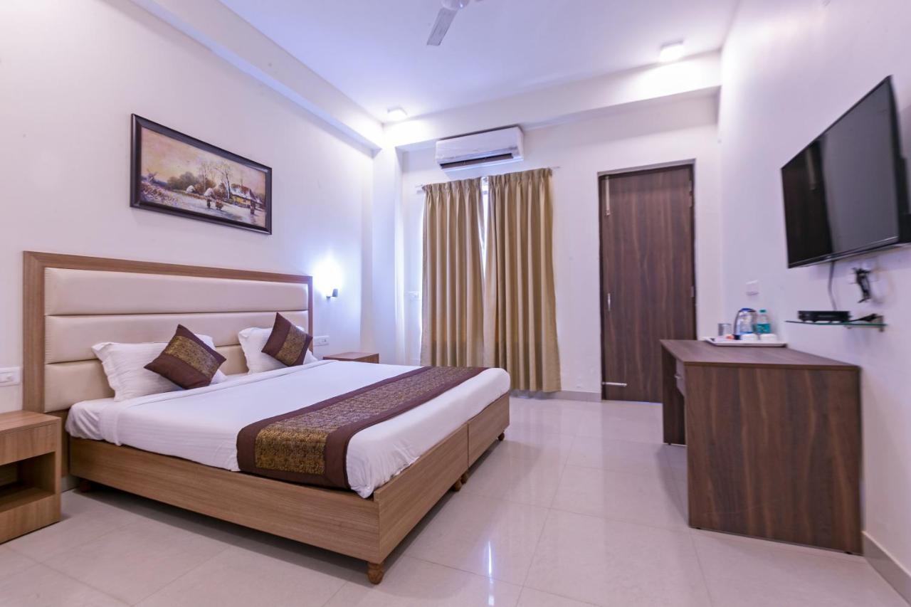 Hotel The Luxem - Behind Ibis Hotel Gurugram Γκουργκάον Εξωτερικό φωτογραφία