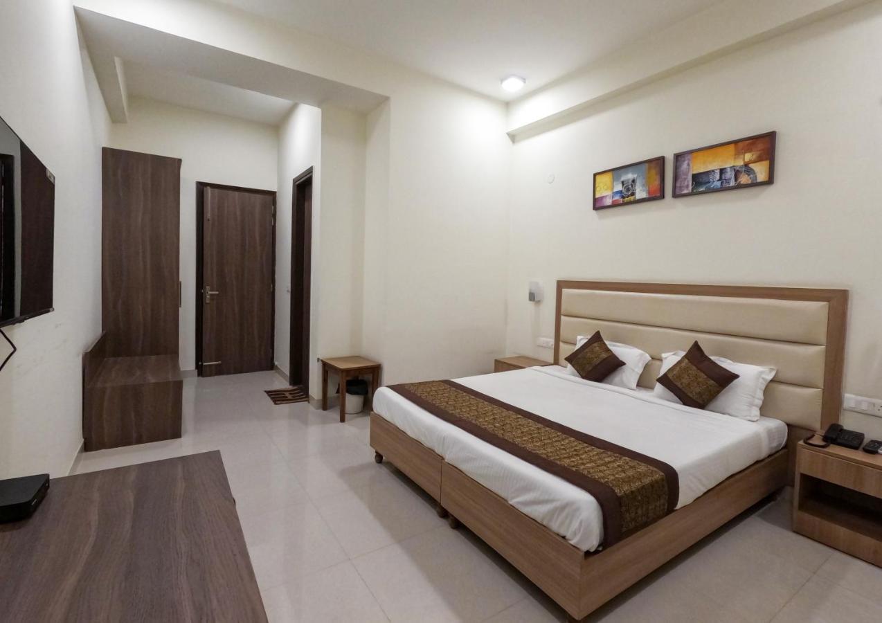 Hotel The Luxem - Behind Ibis Hotel Gurugram Γκουργκάον Εξωτερικό φωτογραφία