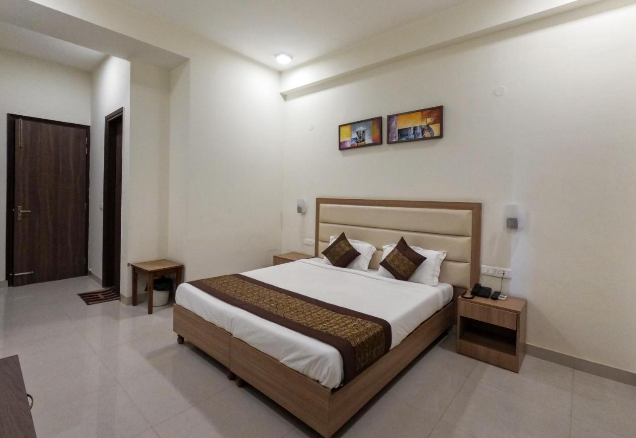 Hotel The Luxem - Behind Ibis Hotel Gurugram Γκουργκάον Εξωτερικό φωτογραφία