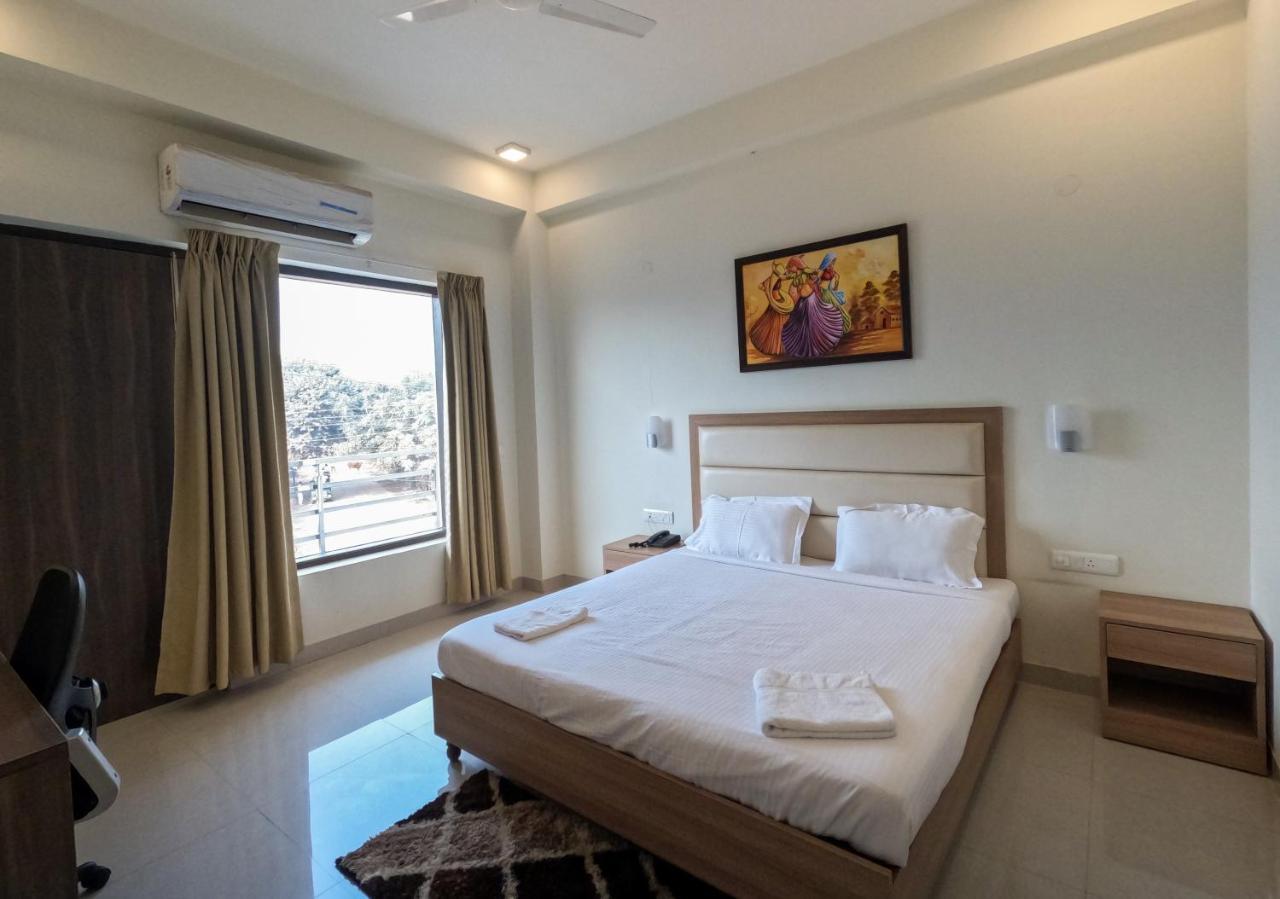 Hotel The Luxem - Behind Ibis Hotel Gurugram Γκουργκάον Εξωτερικό φωτογραφία