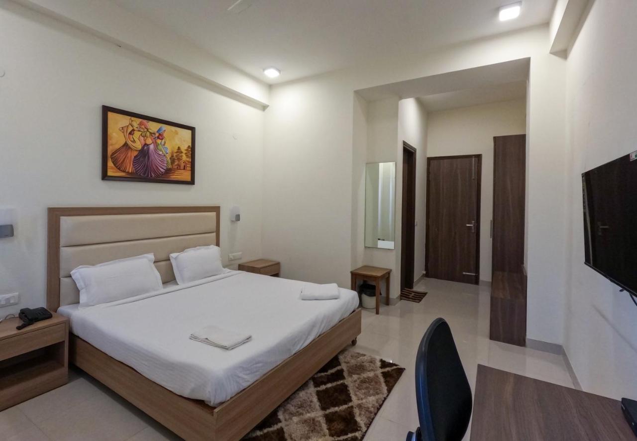 Hotel The Luxem - Behind Ibis Hotel Gurugram Γκουργκάον Εξωτερικό φωτογραφία