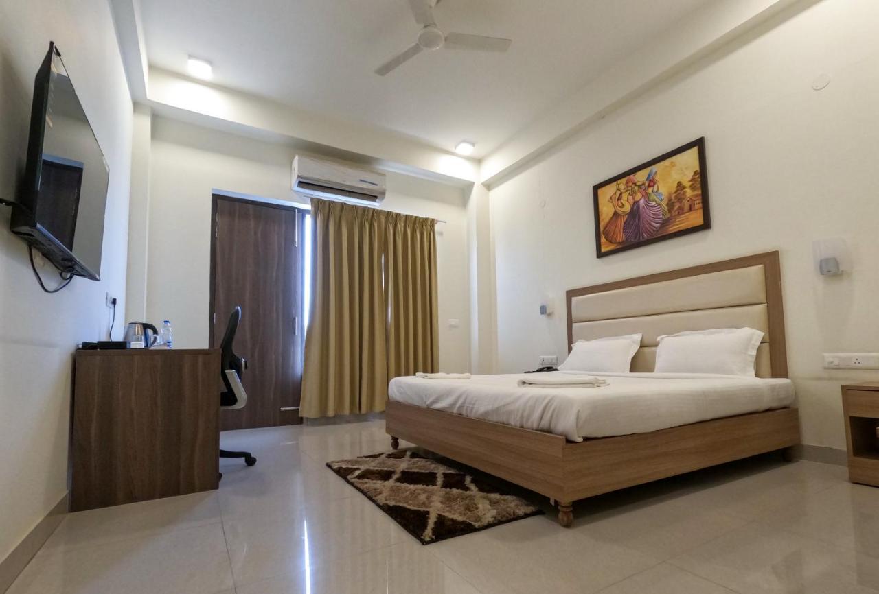 Hotel The Luxem - Behind Ibis Hotel Gurugram Γκουργκάον Εξωτερικό φωτογραφία