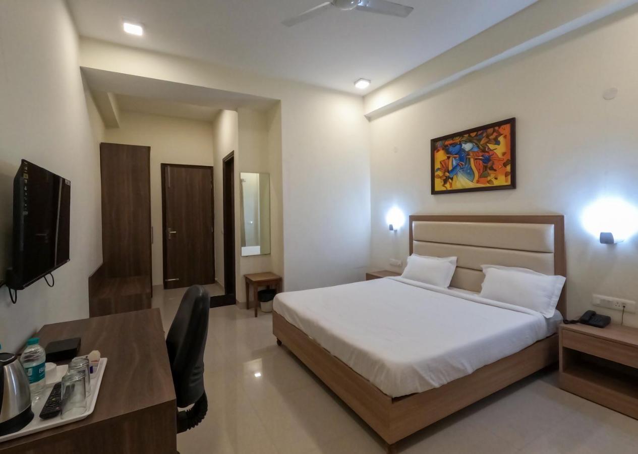 Hotel The Luxem - Behind Ibis Hotel Gurugram Γκουργκάον Εξωτερικό φωτογραφία