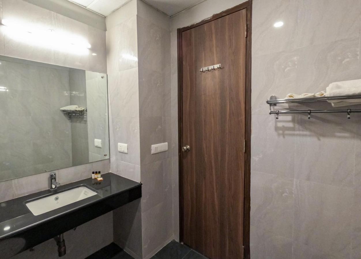 Hotel The Luxem - Behind Ibis Hotel Gurugram Γκουργκάον Εξωτερικό φωτογραφία