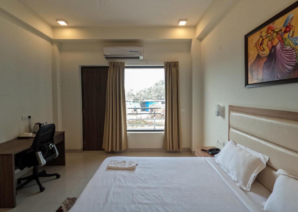 Hotel The Luxem - Behind Ibis Hotel Gurugram Γκουργκάον Εξωτερικό φωτογραφία