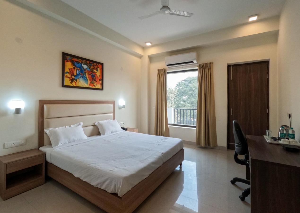Hotel The Luxem - Behind Ibis Hotel Gurugram Γκουργκάον Εξωτερικό φωτογραφία