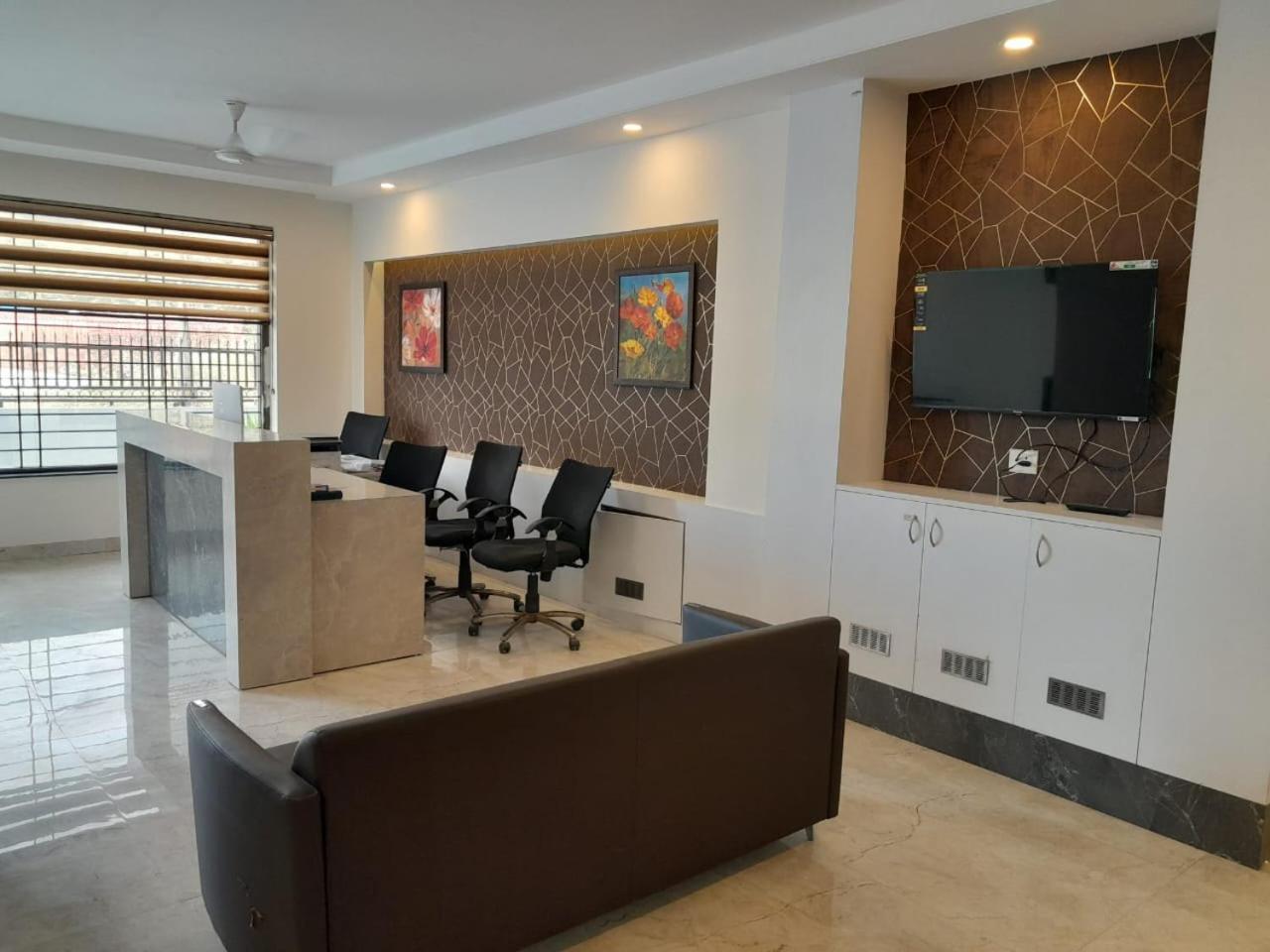 Hotel The Luxem - Behind Ibis Hotel Gurugram Γκουργκάον Εξωτερικό φωτογραφία