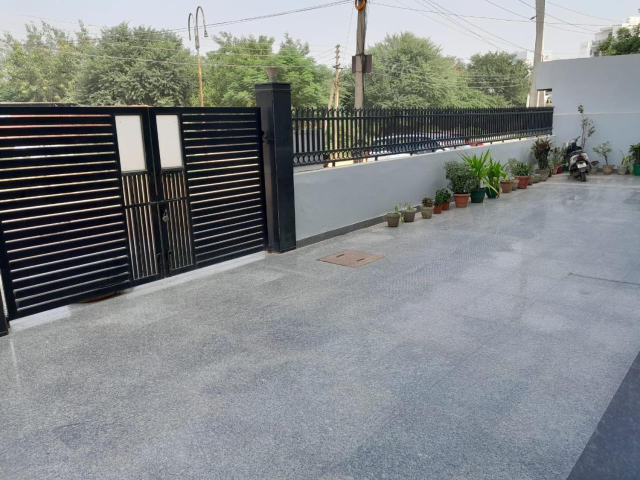 Hotel The Luxem - Behind Ibis Hotel Gurugram Γκουργκάον Εξωτερικό φωτογραφία